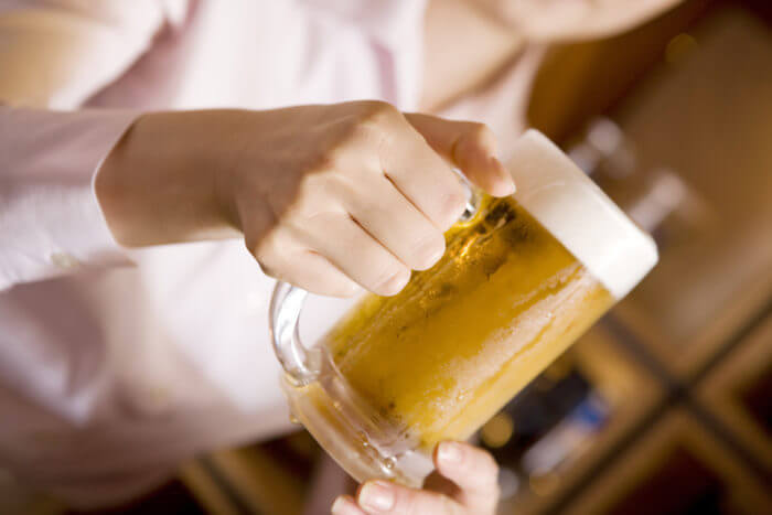 ビールを持つ女性の手